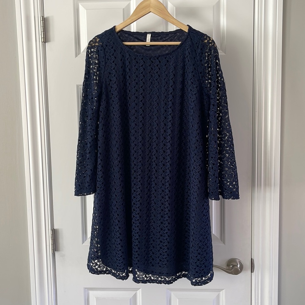 Super cute navy blue maternity dress!